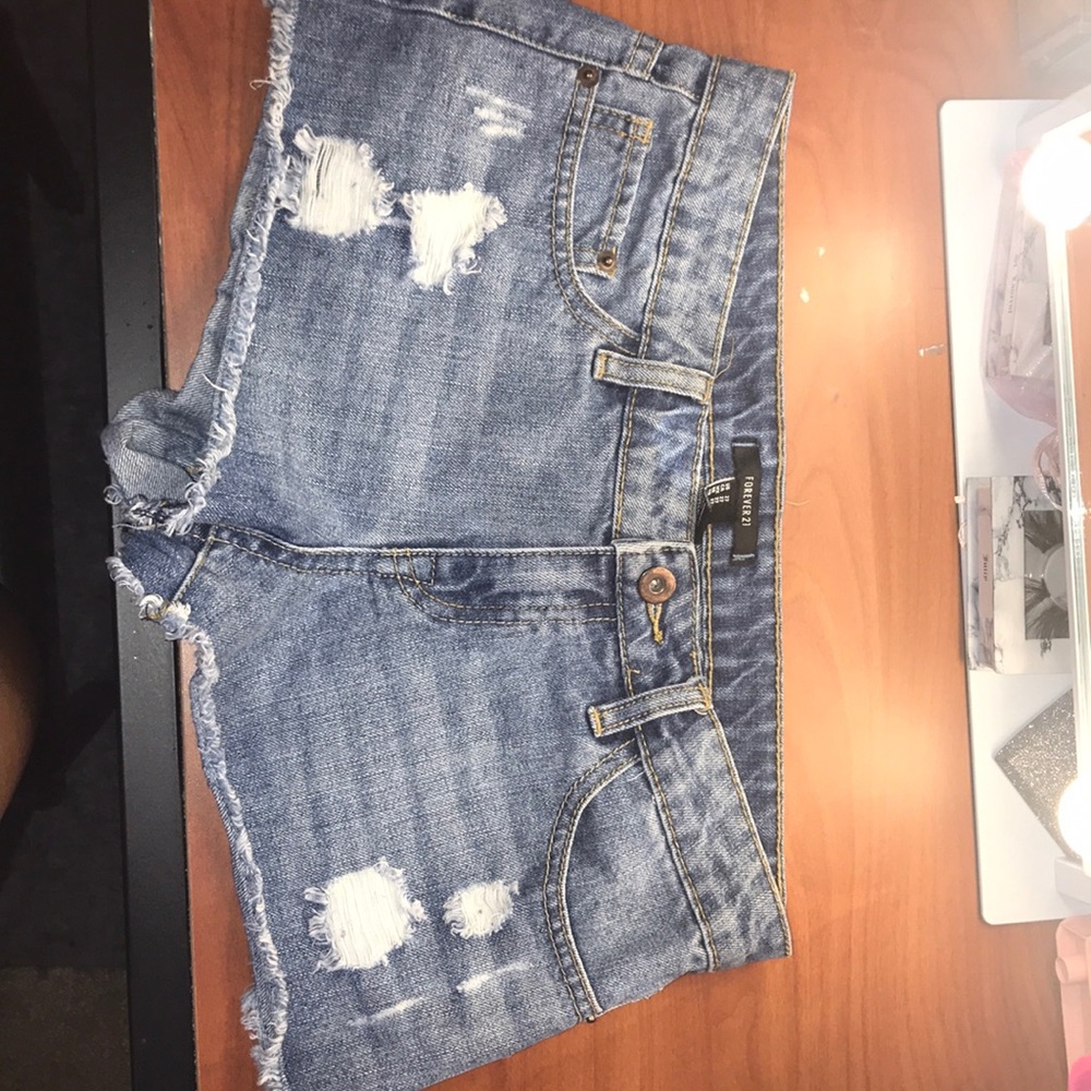 Light-washed ripped Jean shorts